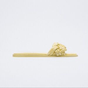 NWT. Zara Yellow Woven Raffia Flat Sandals. Size 7,5.